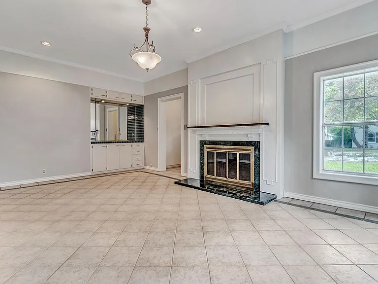 112 Cloverleaf Ave — Photo 3