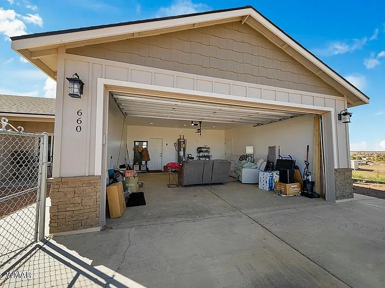 660 S Foothills Blvd — Photo 2
