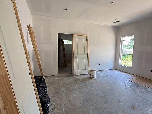 5th image of 529 Madeleine Cir