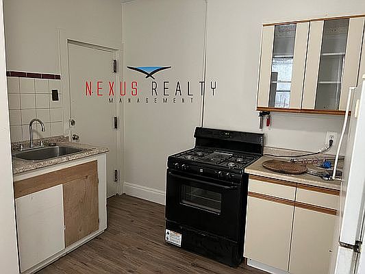 3rd image of 1305 40th Ave APT 1R