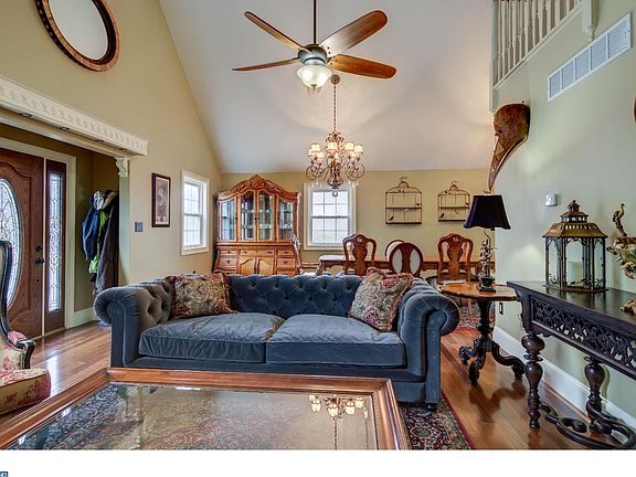 4th image of 1103 Morton Ave