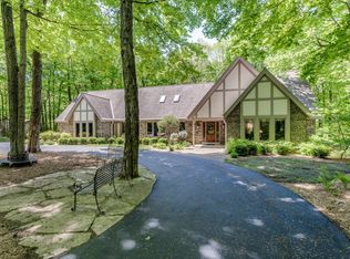 W209N9109 Scenic Dr, Menomonee Falls, WI 53051