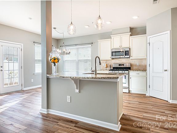 5th image of 105 Clarendon St Unit E