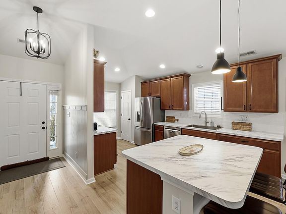 4th image of 821 Sugarbush Trl