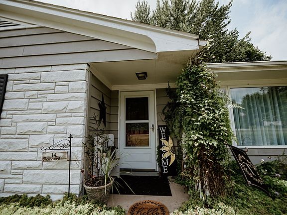 2nd image of 14 Thornwood Dr