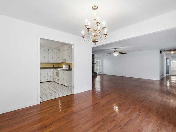 4th image of 2900 Rebecca Cir