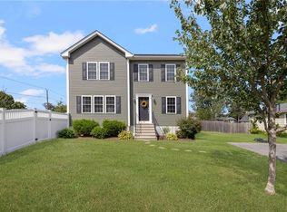 33 Oakdale St, Warwick, RI 02888