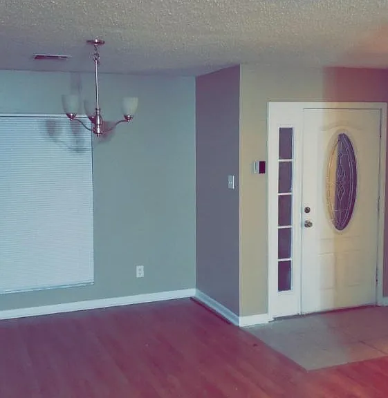 1102 Devonshire Dr — Photo 2