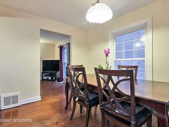 4th image of 6706 N Hamlin Ave