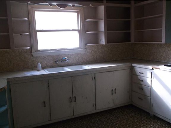 4th image of 817 Truman Ave
