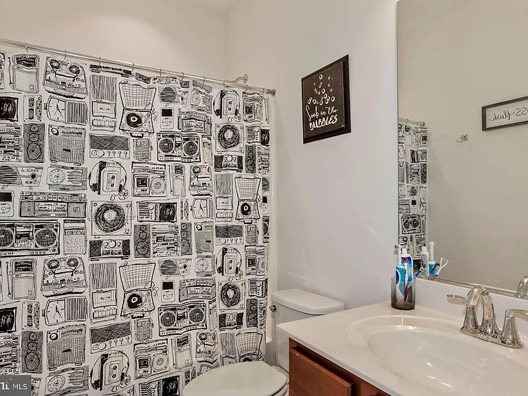 944 Basswood Dr — Photo 22