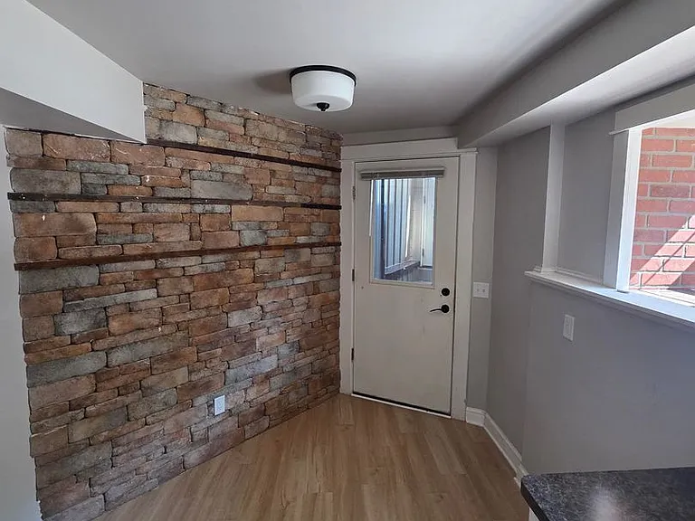 222 N Hamilton St — Photo 10