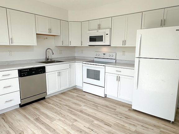 3rd image of 828 Wildwood Rd