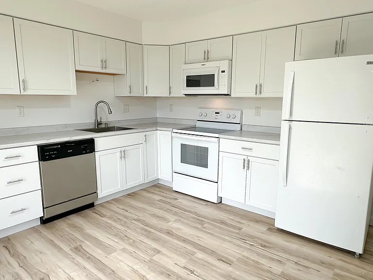 828 Wildwood Rd — Photo 3