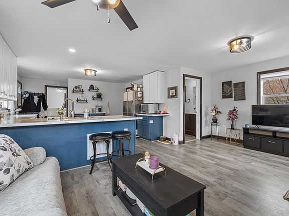 5th image of 820 9th Ave NE