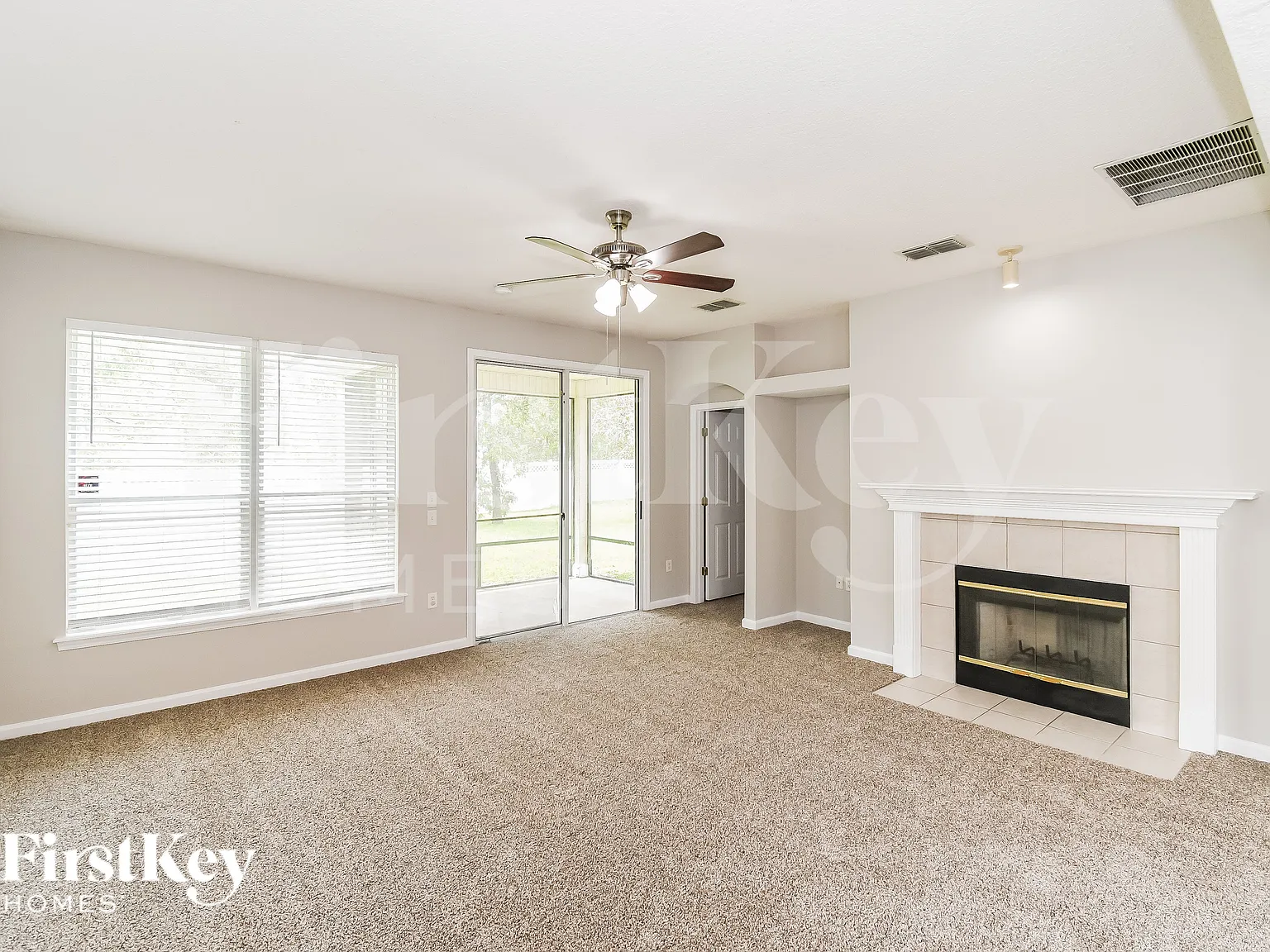 3 bed, 2.5 bath, 1817 sqft, $1,925 — Photo 2