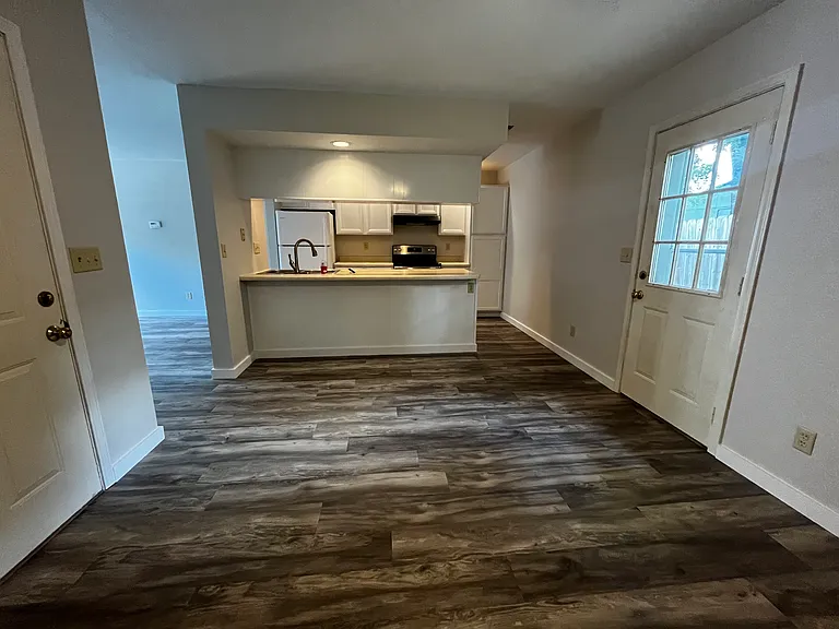 213 W Stone St #2 — Photo 4