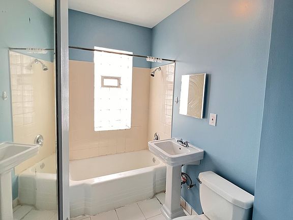 4th image of 2952 N Nagle Ave #2R