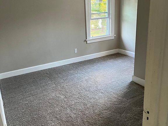 4th image of 731 Matthias Ave NE