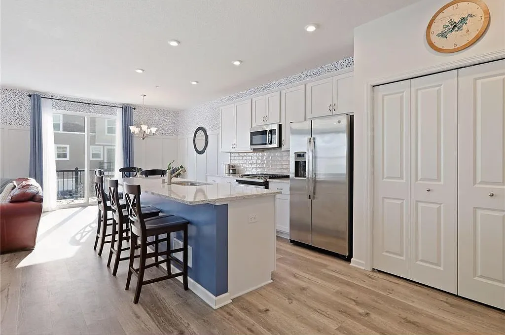3 bed, 2336 sqft, $3,200 — Photo 2