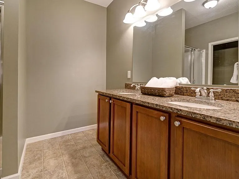 1424 Lakes Circle Dr — Photo 9