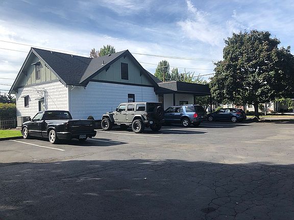 3rd image of 636 Ne Baker