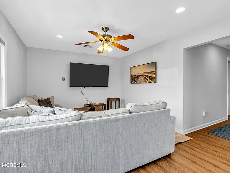 27 Arnold Ave — Photo 9