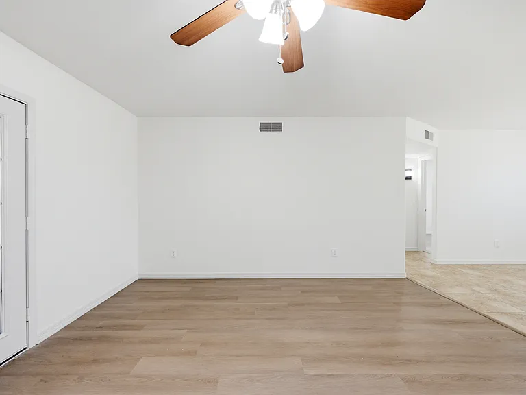 3902 W Surrey Ave — Photo 7