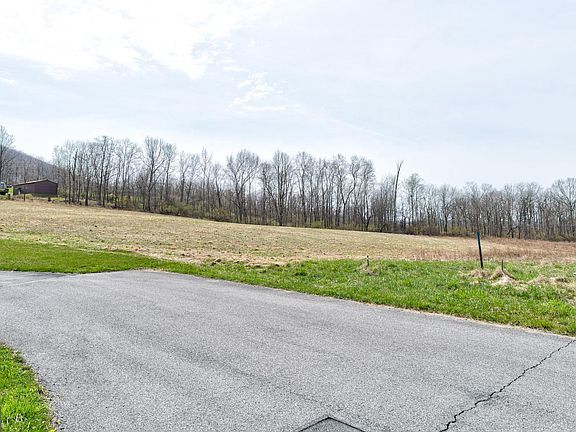 3rd image of 160 Nittany Terrace Ln