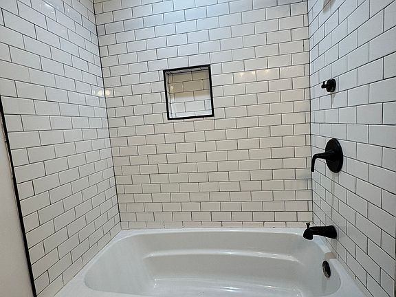 4th image of 3401 Club Dr APT 4