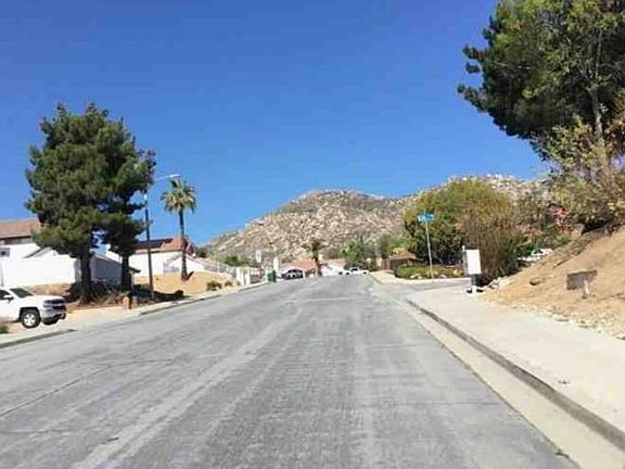 Exterior Neighborhood (street photo)