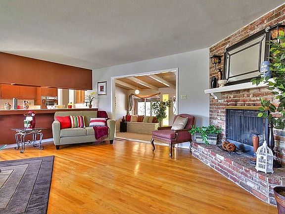 2nd image of 903 Bedford St