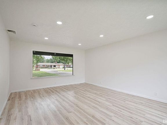 5th image of 2605 S Park Rd