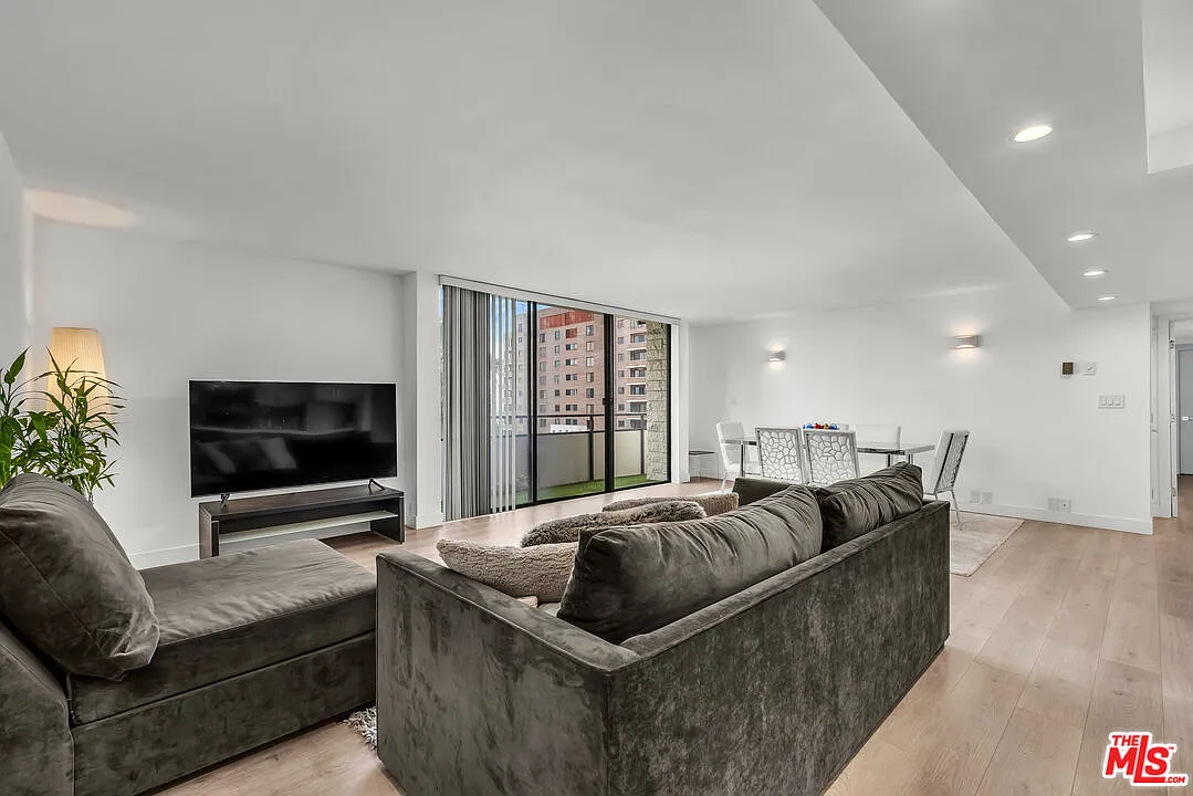 2 bed, 2.0 bath, 1352 sqft, $5,000 — Photo 4