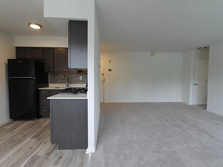 West Walnut Lane Apartments — Photo 40