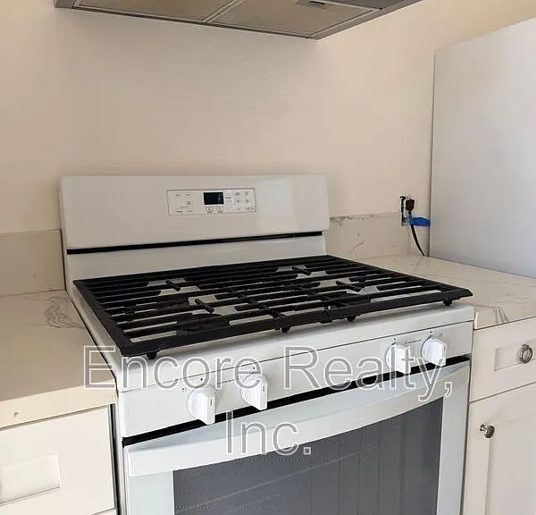 549 McIntosh St #D — Photo 8