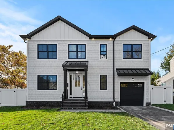 215 Kensington Rd, River Edge, NJ 07661