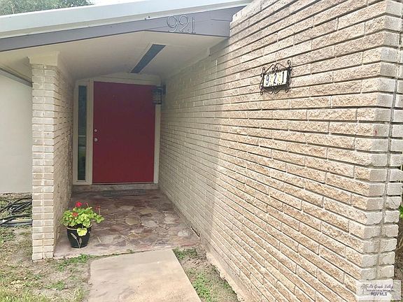 2nd image of 921 E Cenizo St