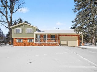 11299 Manchester Dr, Fenton, MI 48430