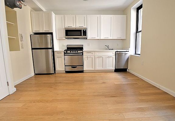 3rd image of 305 W 45th St APT 3L
