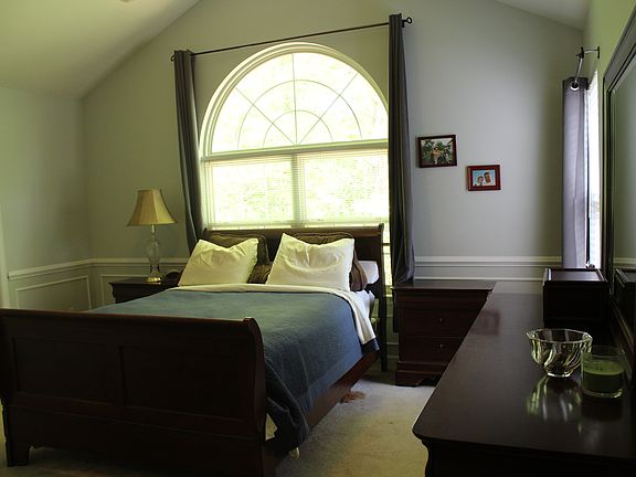 Master w/walk in closet&bath