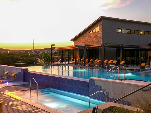 The View at Crown Ridge Apartments Dipping Pool and Tanning Deck