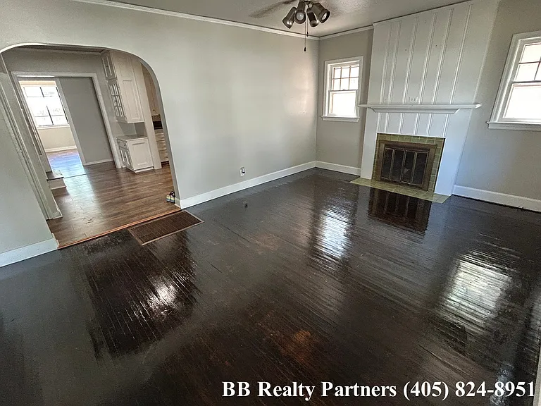 3328 E 6th St — Photo 2
