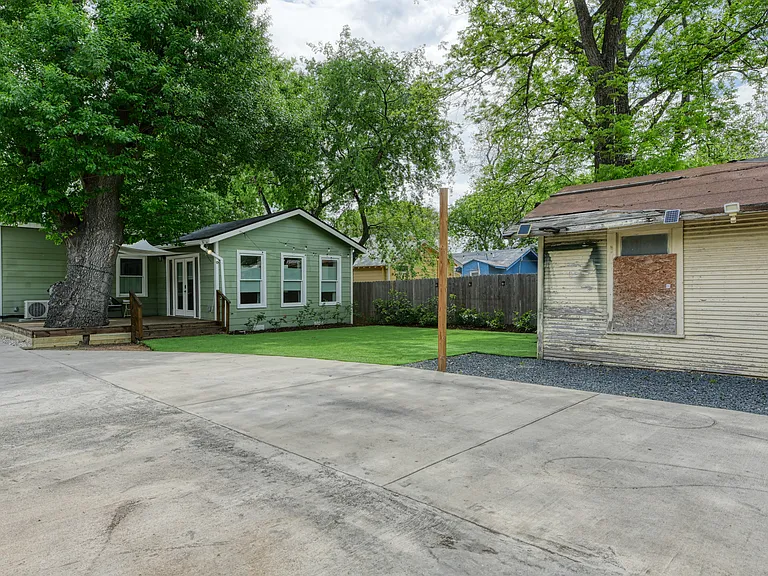 523 E Huisache Ave — Photo 14