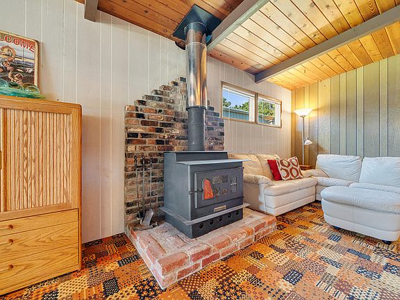 4th image of 8890 Ocean Crest Ln