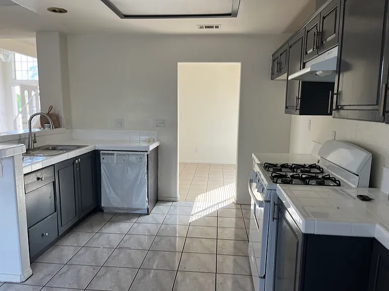 1233 Edinburg Ct — Photo 18