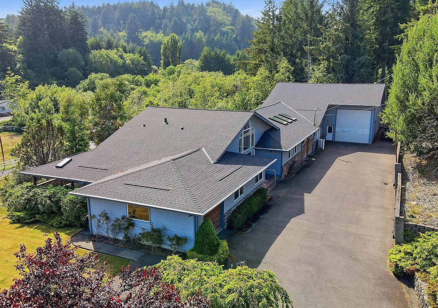 Spacious 4 Bedroom Home with Beautiful Views & 2 Garages — Photo 1