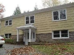14 Rolling Woods Ln, Hampton Bays, NY 11946