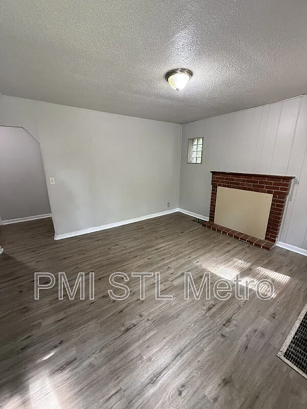 3 bed, 1.0 bath, 1286 sqft, $1,369 — Photo 2