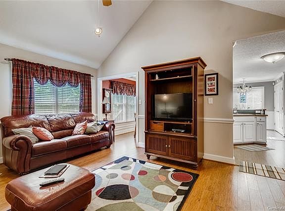5th image of 524 Cameron Pointe Ln